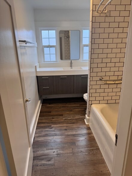 Bath - Wall hung vanity, tub with curved rod - 1261 1/2 S Plymouth Blvd