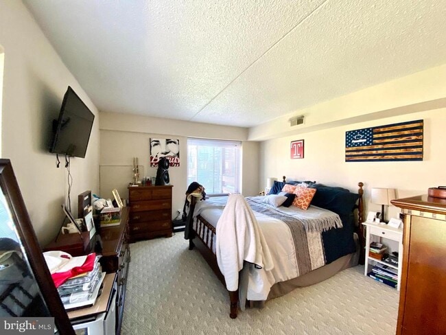 Building Photo - 5200 Hilltop Dr