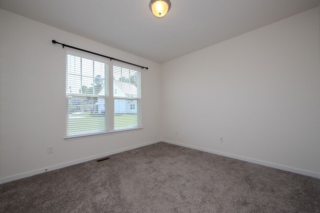Building Photo - Luxury 5 Bedrooms 3 Full Baths 2 Car Garage