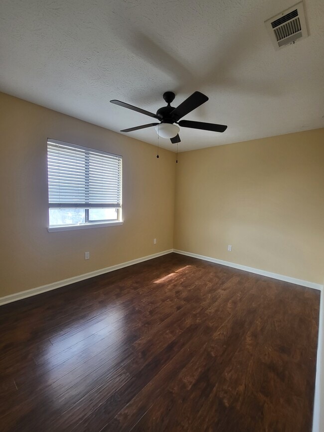 Building Photo - 430 Venetian Way