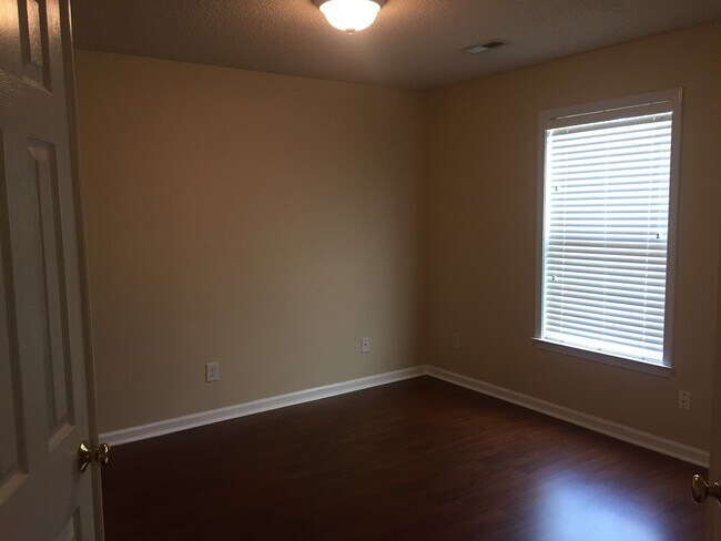 Building Photo - Exquisite Condo in a Superb Cotswold Point  location