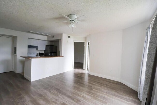 Building Photo - 405 Fountainhead Cir