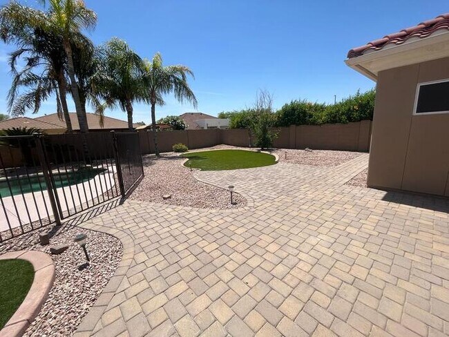 Building Photo - Spacious 4 Beds, 2 Baths Home with POOL in...