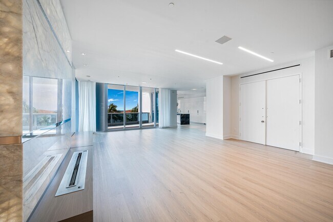 Building Photo - 5959 Collins Ave