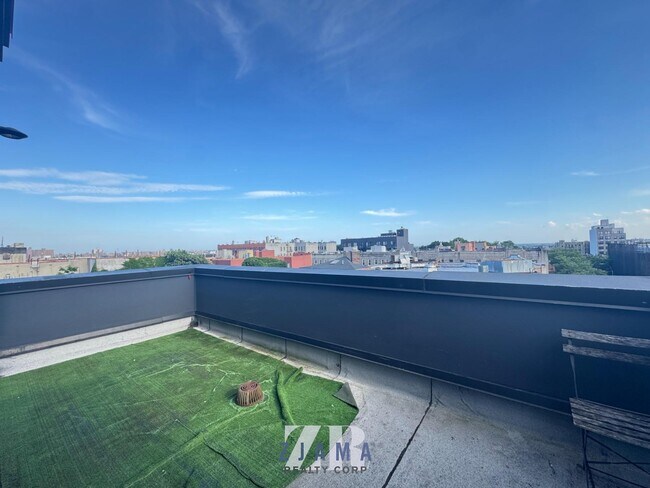 Building Photo - 1520 St Johns Pl