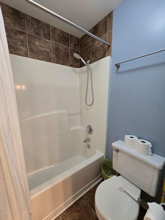Building Photo - MOVE-IN SPECIAL!! $250 OFF First Month