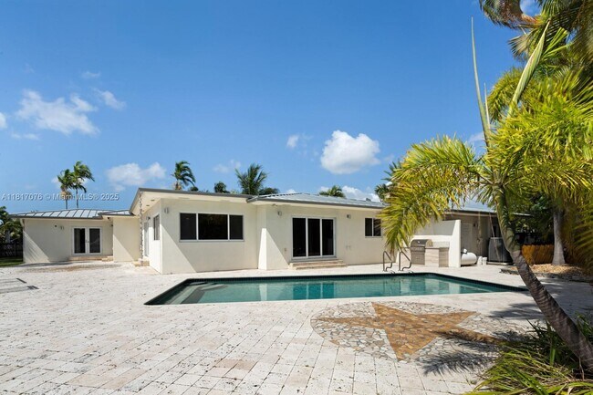 Building Photo - 12985 Ortega Ln