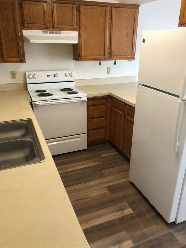 Building Photo - Nice 3 Bedroom, 1.5 Bath Duplex Near Linfield