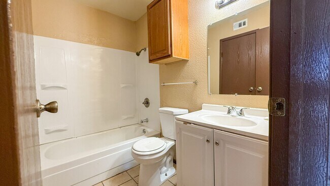 Building Photo - 13480 S Thorntree Dr