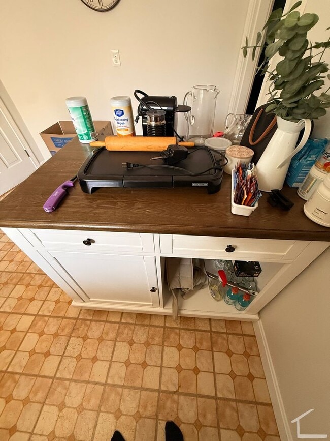 Building Photo - Beautiful Brighton townhouse with in unit laundry and included parking available 9/1/26