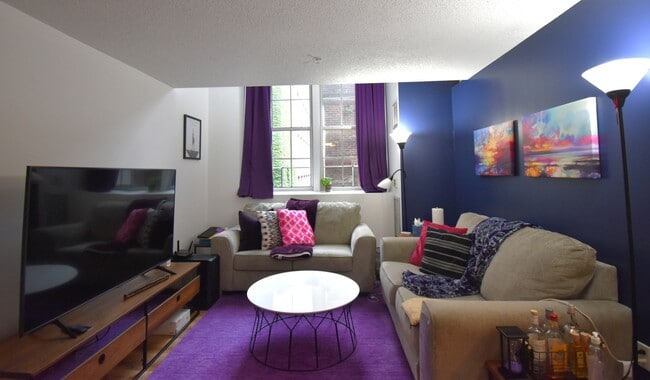 Building Photo - Reduced & 10% off 1st Month's Rent! Impecc...