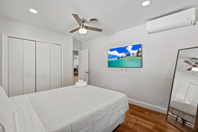 Building Photo - 1761 NE 55th St