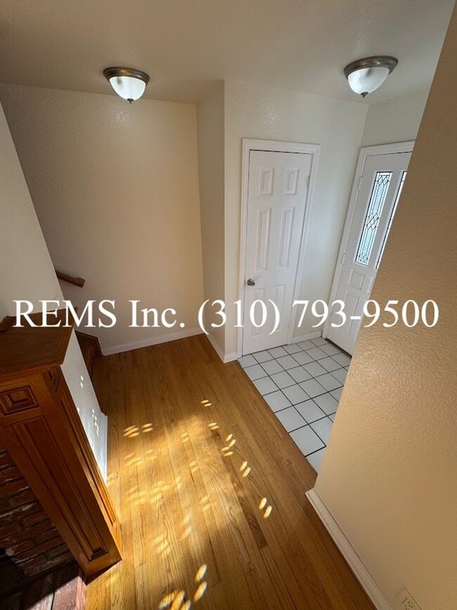 Building Photo - Spacious Townhome with Garage & Laundry in...