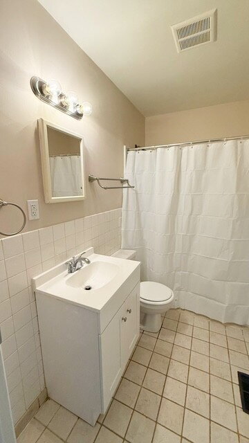 Building Photo - NORTH EAST SIDE 2 BEDROOM WITH BASEMENT!  AVAILABLE NOW!