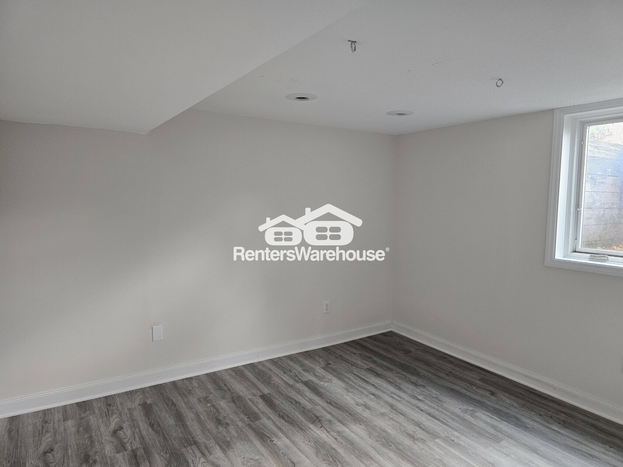 Building Photo - 810 3rd Ave E