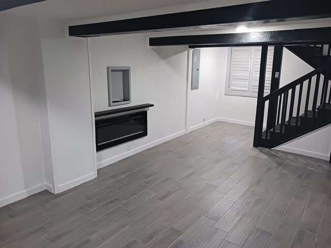 Building Photo - Newly renovated 5 bedroom home