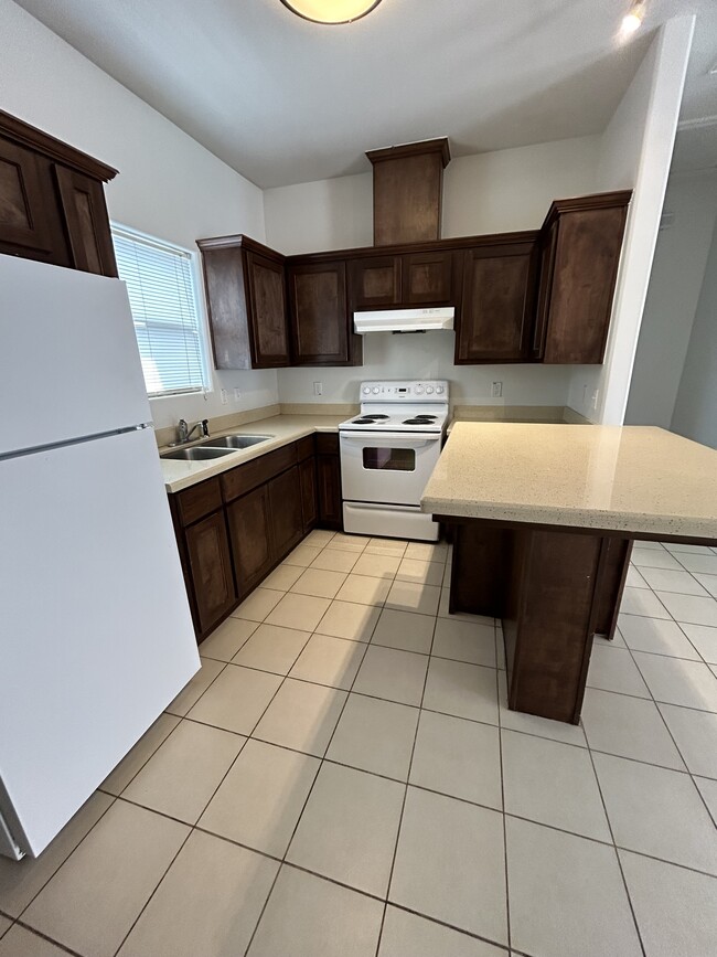 Building Photo - 3001 Diamondhead Ave