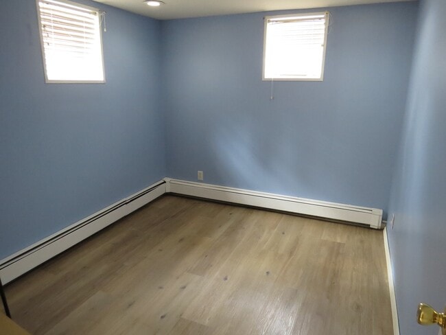 Building Photo - 212 Maplecrest Dr S