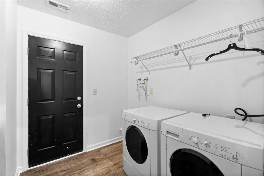 Building Photo - 1429 Softwind Dr