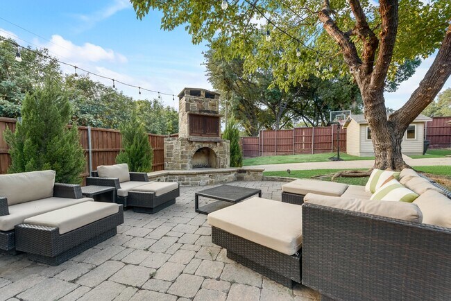 Building Photo - Spacious Elegance 5-Bed, 4.5-Bath Home with outside oasis