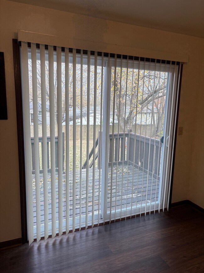 Deck to Backyard - 309 Olsen St