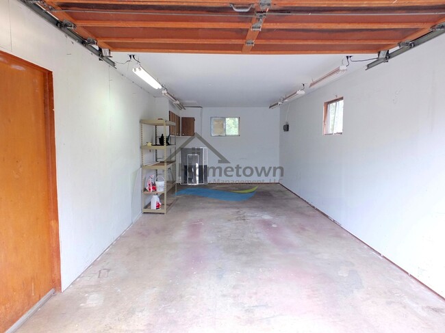 Building Photo - Cozy 2 Bed 1 Bath Home w/Garage & Indoor S...