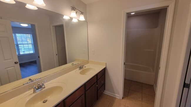 Building Photo - The 5 Bedroom You've Been Looking For!!