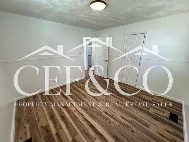 Building Photo - 2 bedroom now available in the City of Spartanburg!