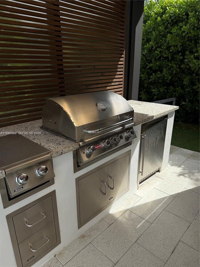 Building Photo - 675 NE 93rd St