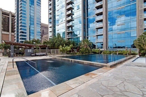 Building Photo - Downtown Luxury! Convenient Location!