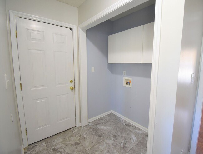 Building Photo - 3 Bedroom 2 Bath with Bonus Rooom
