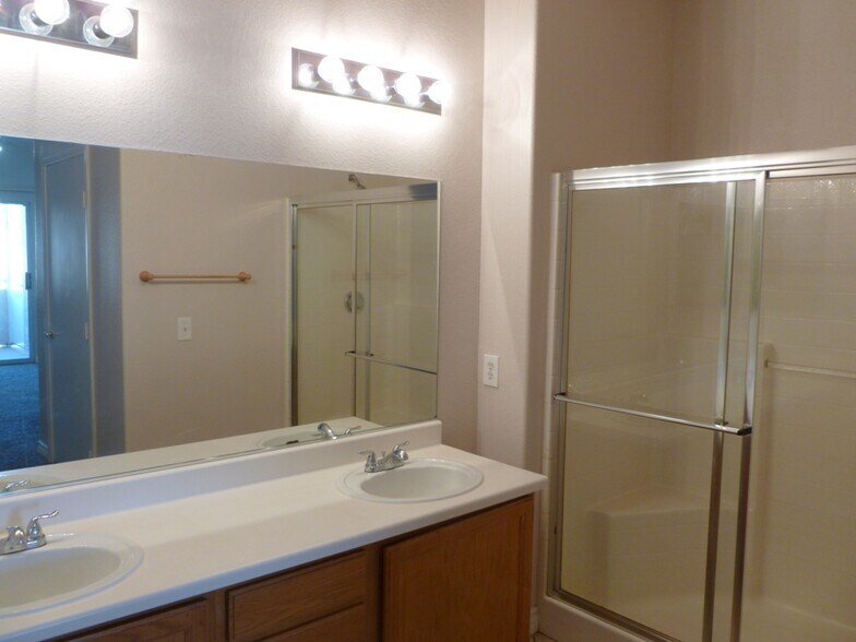 Building Photo - 3400 Cabana Dr