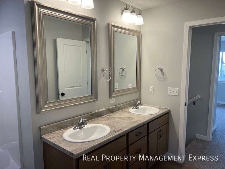 Building Photo - 3 Bedroom 1.5 Bathroom Townhome
