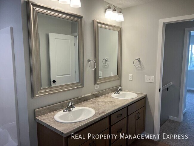 Building Photo - 3 Bedroom 1.5 Bathroom Townhome