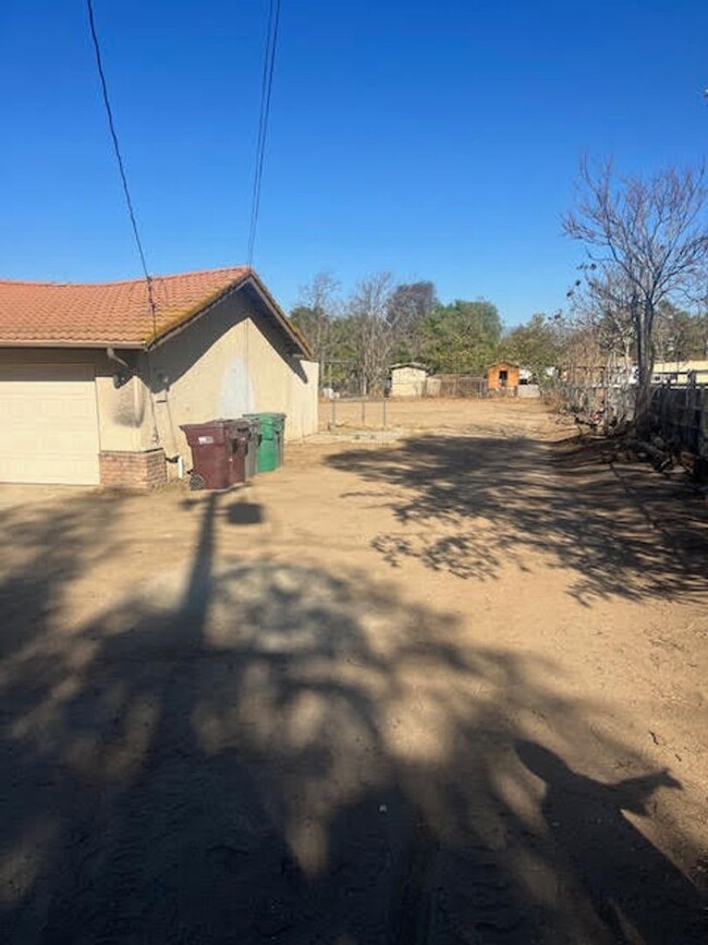 Building Photo - Quite Country Street 1/2 Acre Horse Property