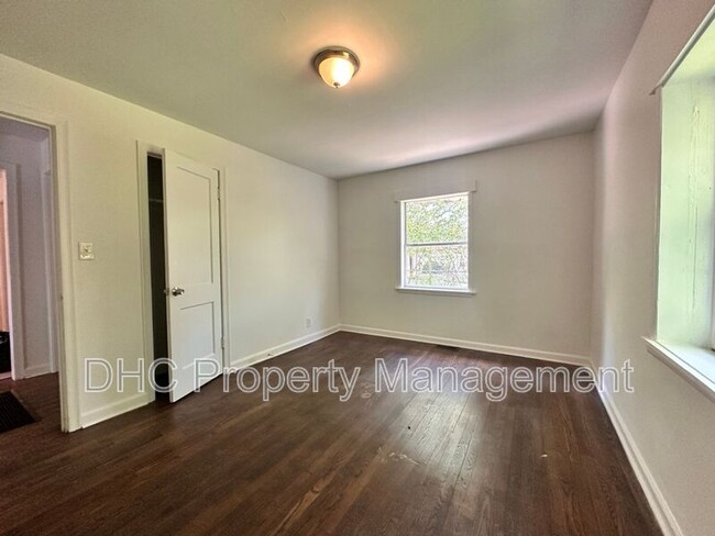 Building Photo - 2125 Larchwood Rd SW