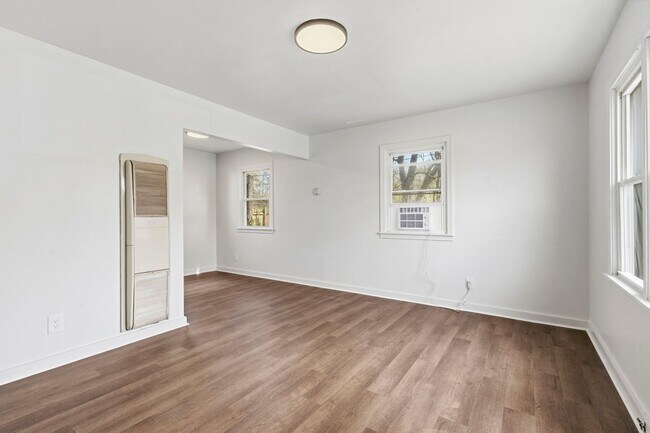 Building Photo - 1 Bedroom | 1 Bathroom | House with Carport | Located on a Quiet Street| Lawn Care and Trash Incl...