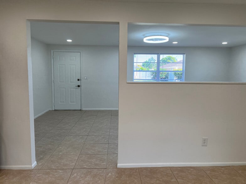 Building Photo - 8820 Pohoy Ave