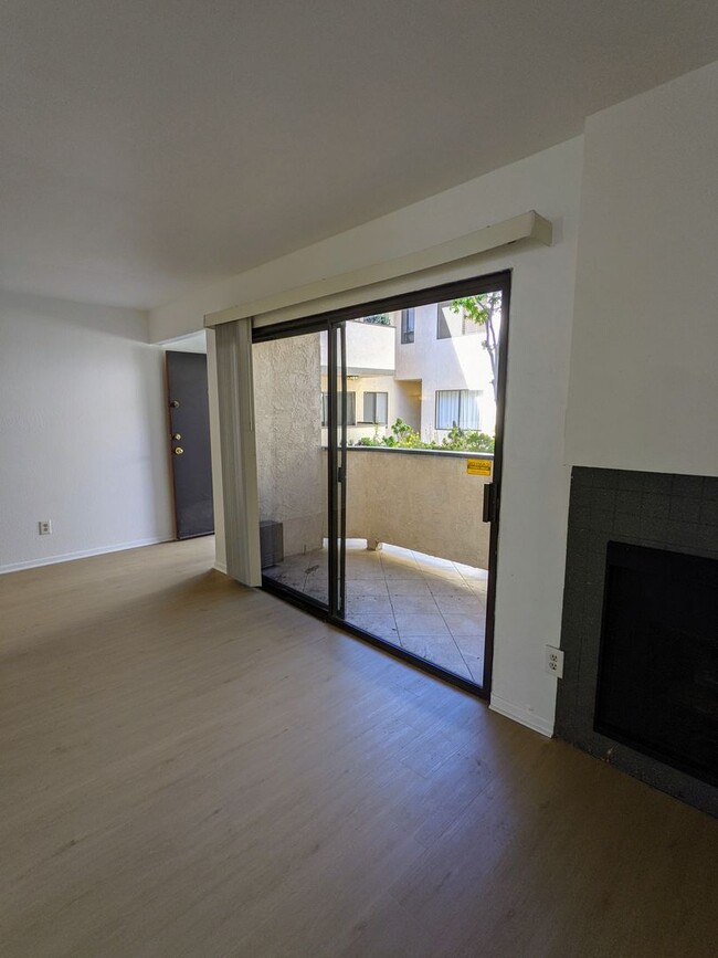 Building Photo - Spacious modern and renovated One Bedroom ...