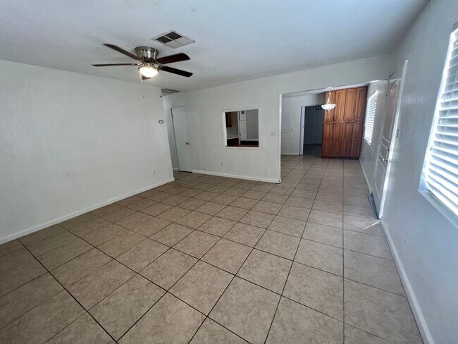 Building Photo - 5 Bedroom 2 Bath - Close to 29 Palms Marin...