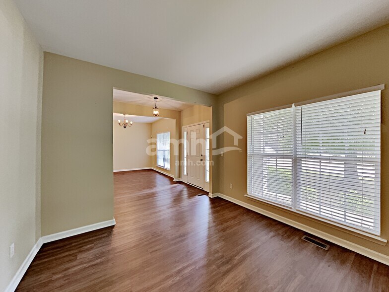 Building Photo - 302 Forest Bend Dr