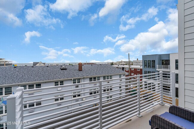 Building Photo - 218 3rd Ave