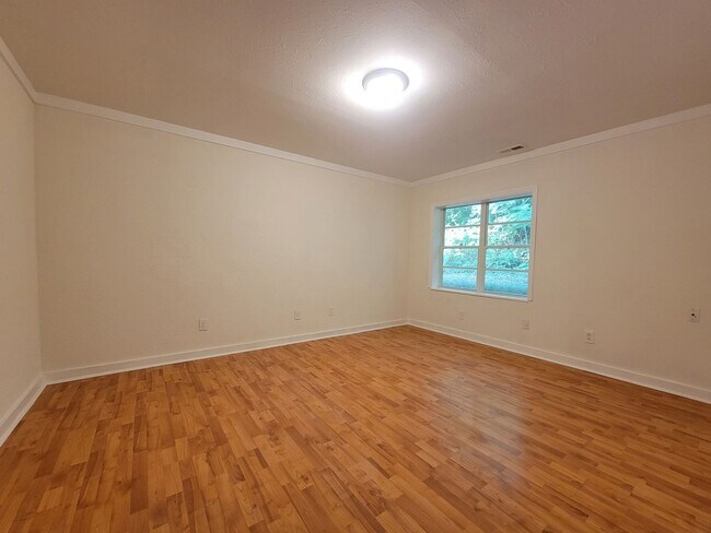 Building Photo - 753 Maple Grove St