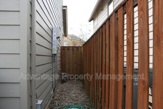 Building Photo - 2335 NW Laura Vis Dr