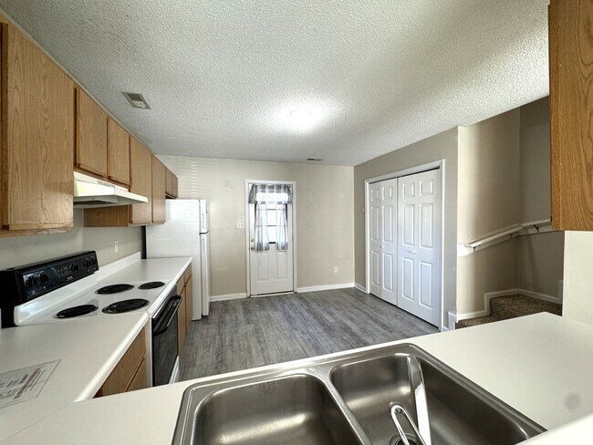 Building Photo - Townhome Minutes to Camp Lejeune