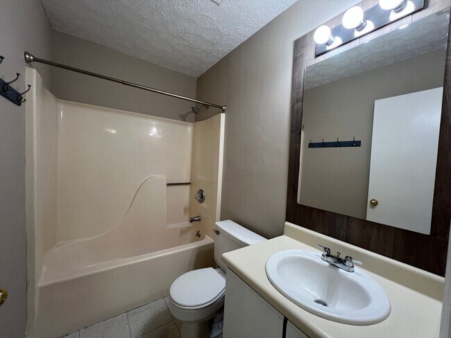 Building Photo - 3 bedroom 2 bath in Goshen Hills