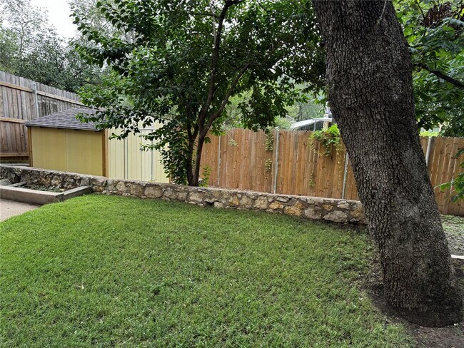 Building Photo - 2842 Shoal Crest Ave