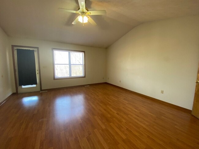 Building Photo - Large 4 Bed /  2 Bath Home
