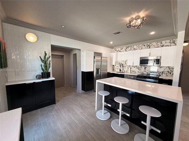 Building Photo - 1532 N Andrews Ave