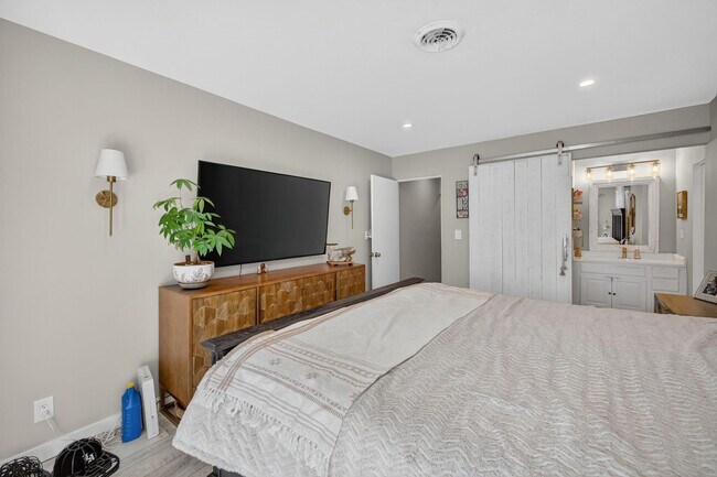 Building Photo - 1570 NE 30th Pl